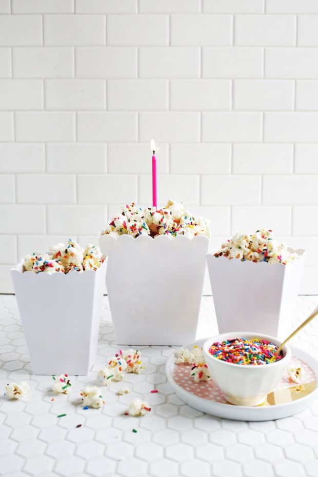 Gimmie! Birthday cake popcorn! (click through for recipe) 